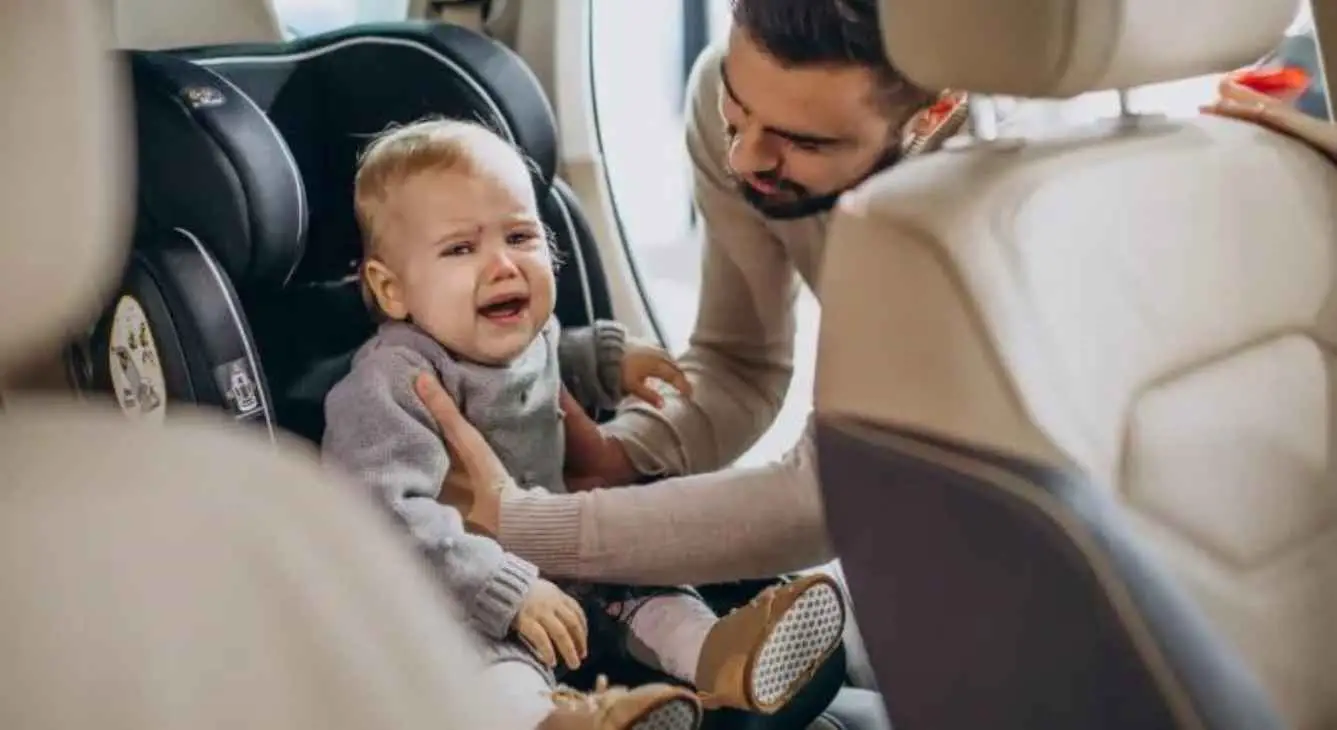 Acostumar bebê na cadeirinha do carro sem chorar