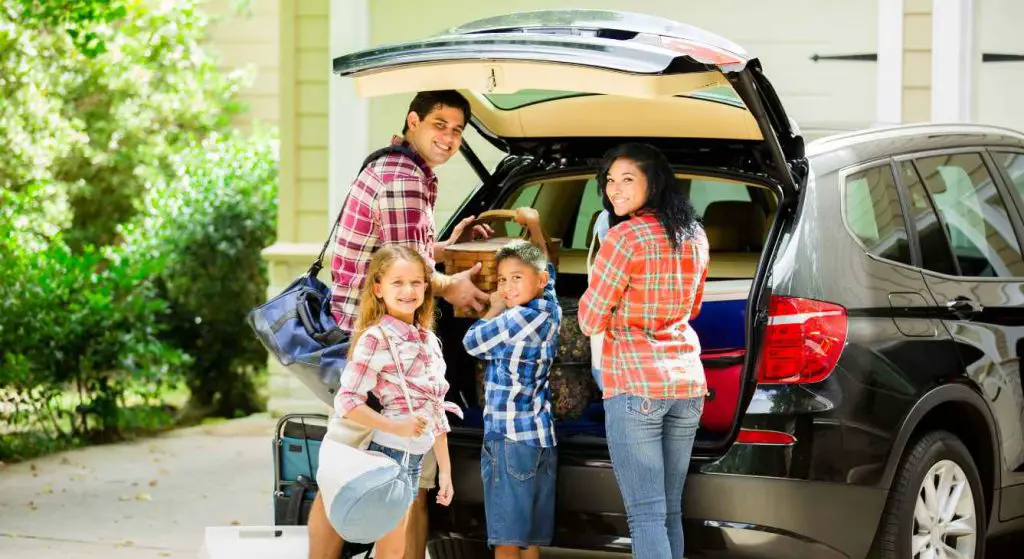 Como preparar o carro para uma viagem longa com crianças