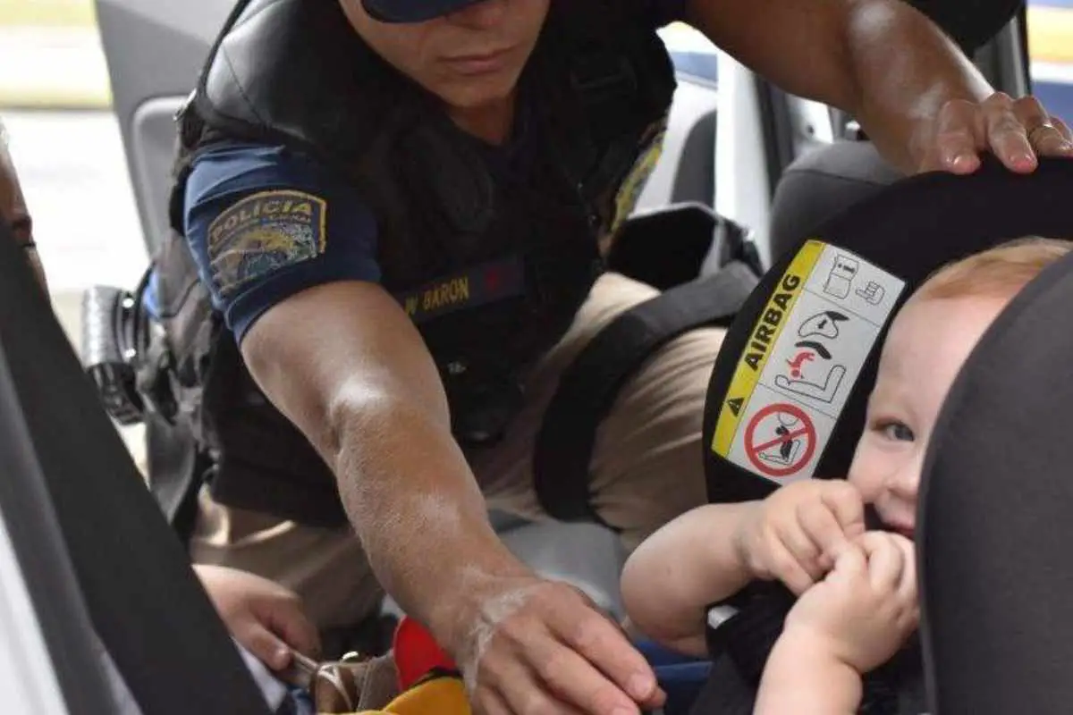 Policial averiguando o cumprimento da lei da cadeirinha