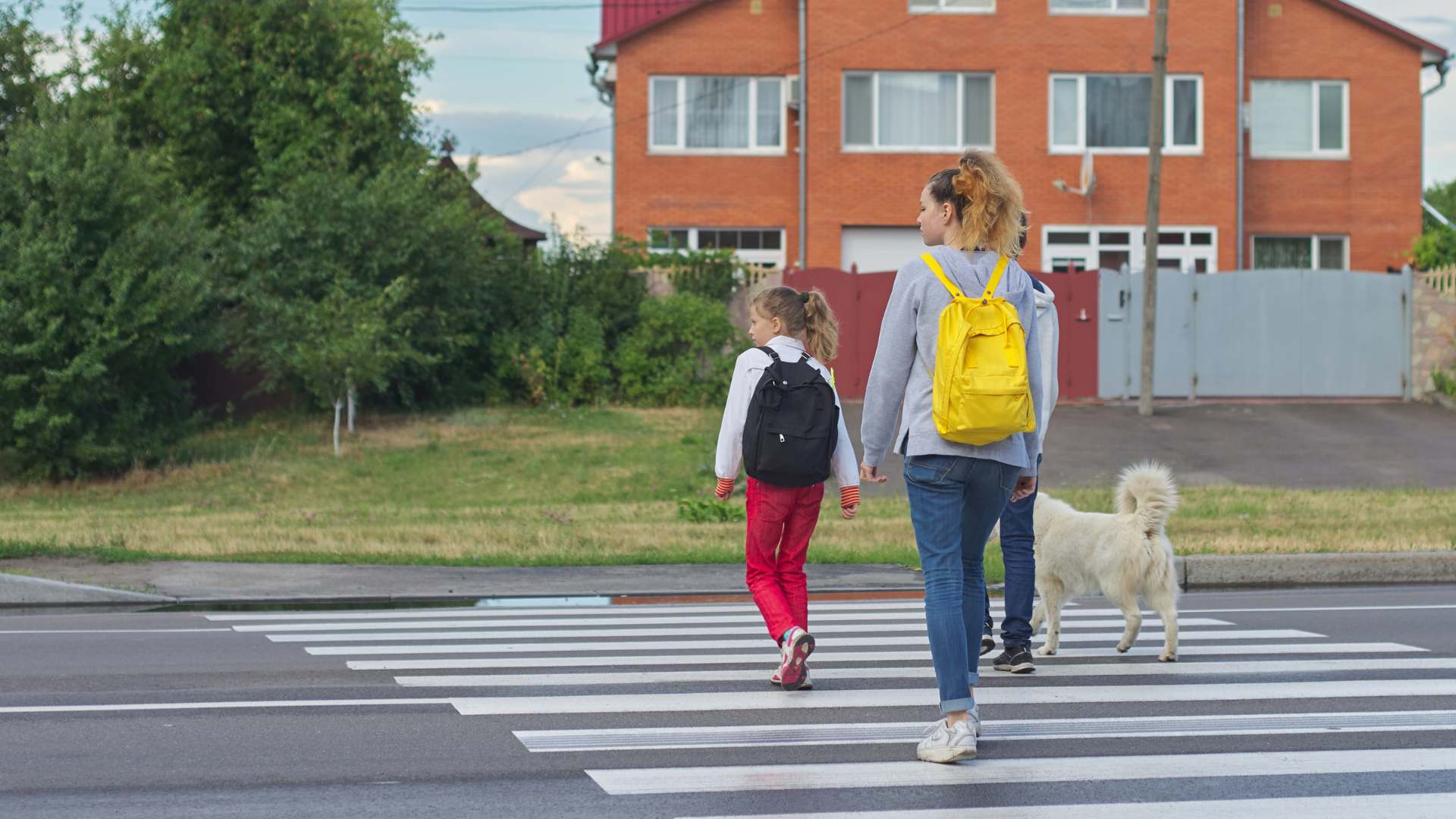 mãe e filha atravessando a rua