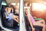 Como transportar 4 crianças no carro?