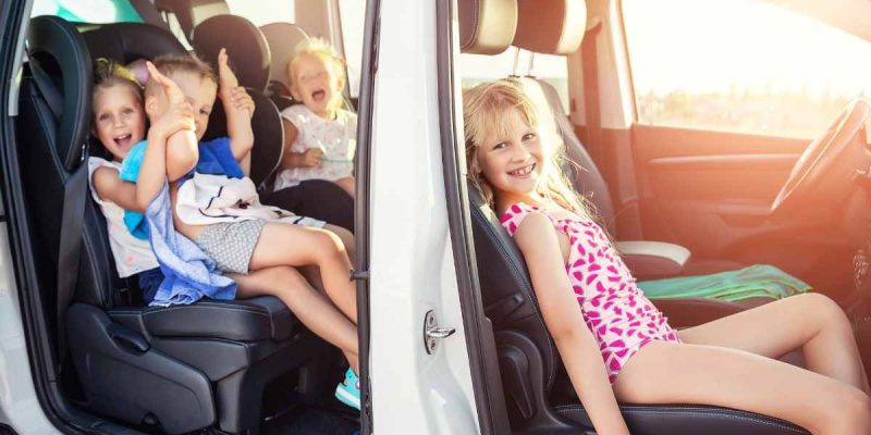 Como transportar 4 crianças no carro?