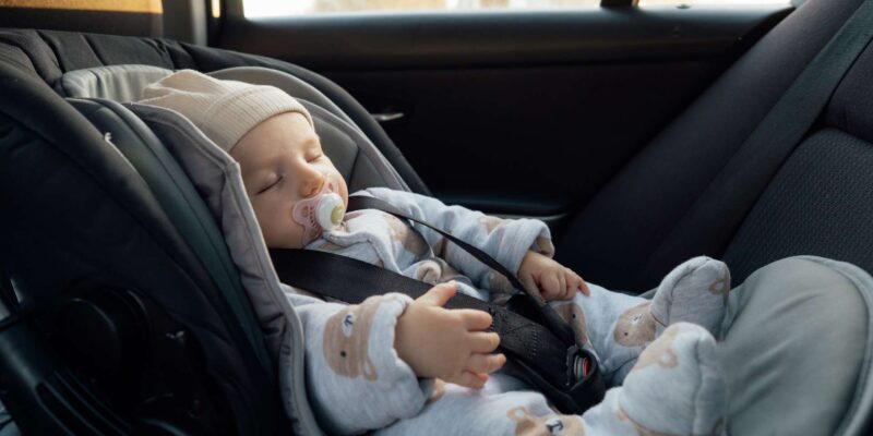 Motivos para não usar roupas volumosas no bebê na cadeirinha do carro