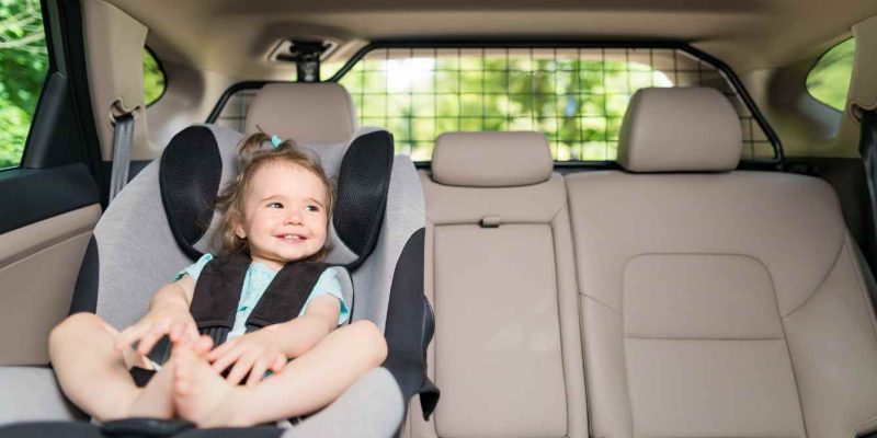 Cadeirinha infantil é melhor no centro ou nas laterais do banco?