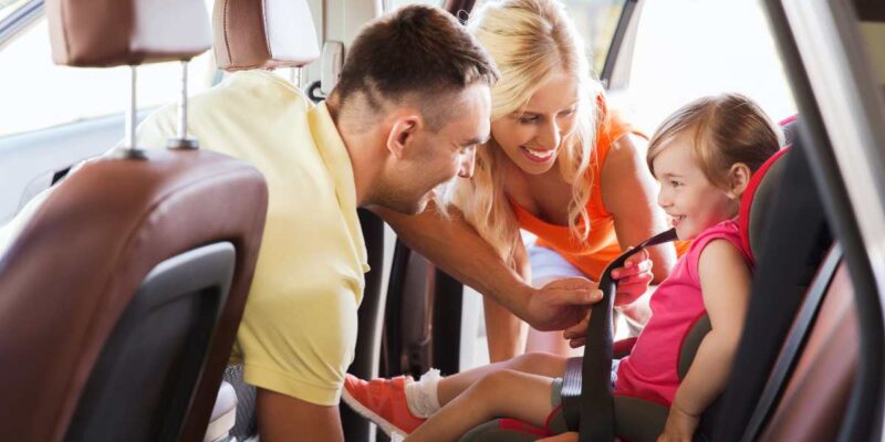 Como evitar que a criança solte o cinto da cadeirinha