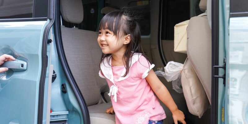 Crianças devem sair do carro pelo lado da calçada sempre