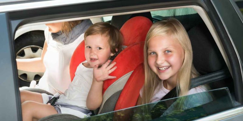 Dicas essenciais para viajar de carro com segurança: recém-nascidos e crianças